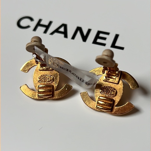 Chanel vintage turnlock clip on gold earrings - Picture 6 of 8
